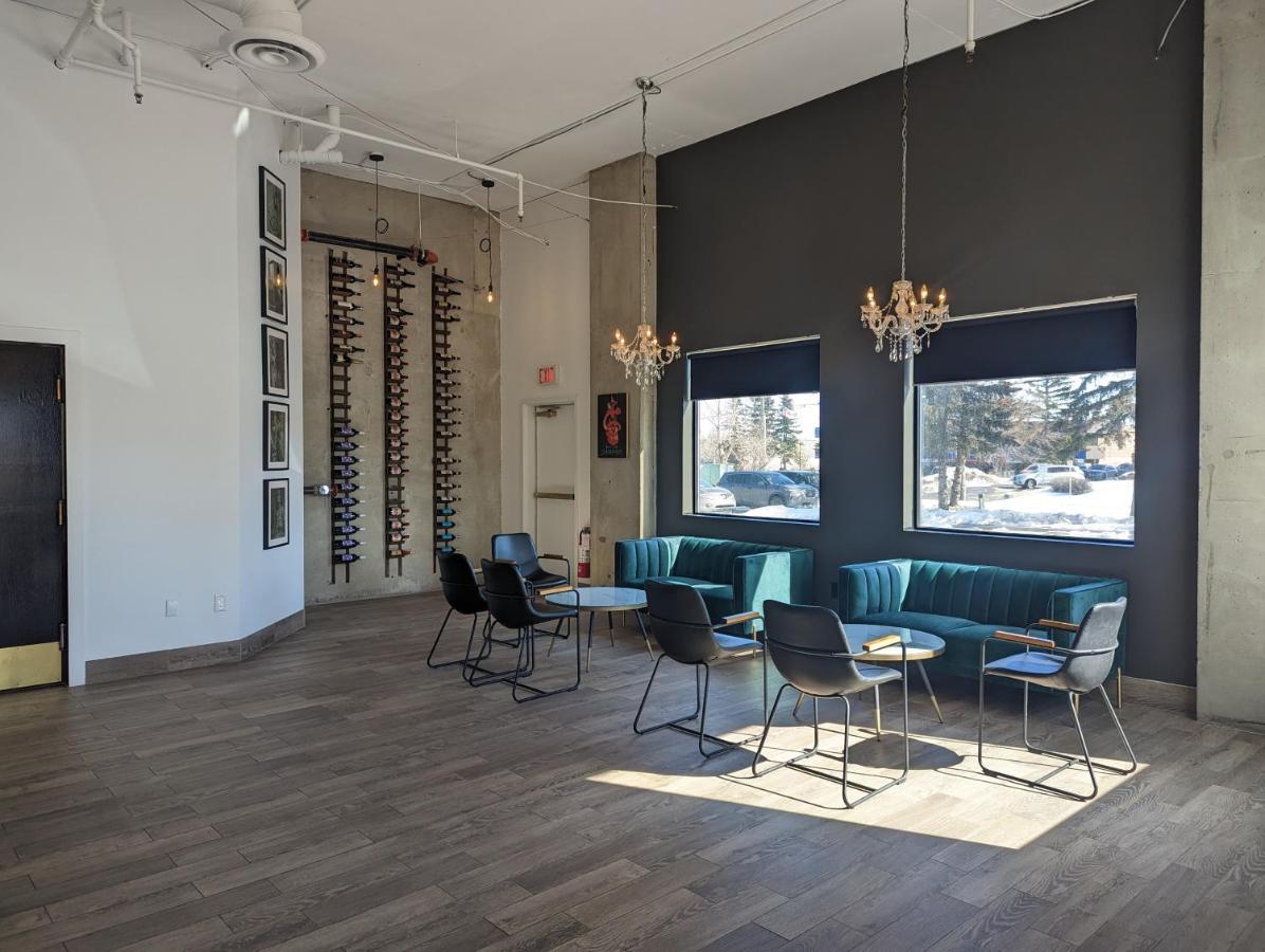 فندق Divya Sutra Plaza And Conference Centre Calgary Airport المظهر الخارجي الصورة