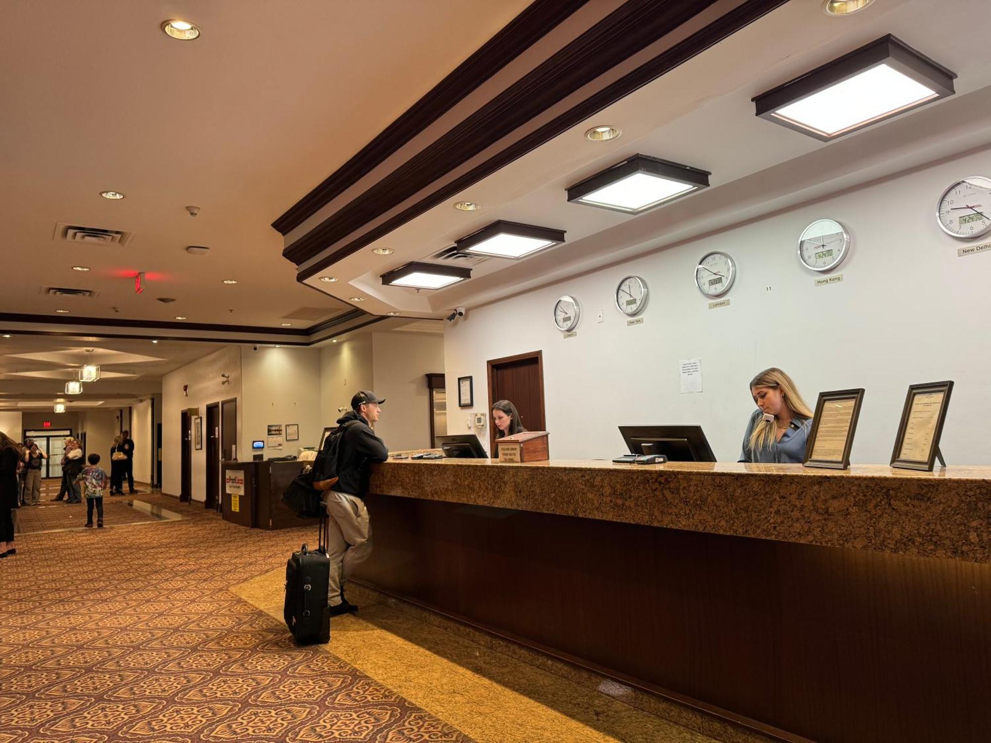 فندق Divya Sutra Plaza And Conference Centre Calgary Airport المظهر الخارجي الصورة