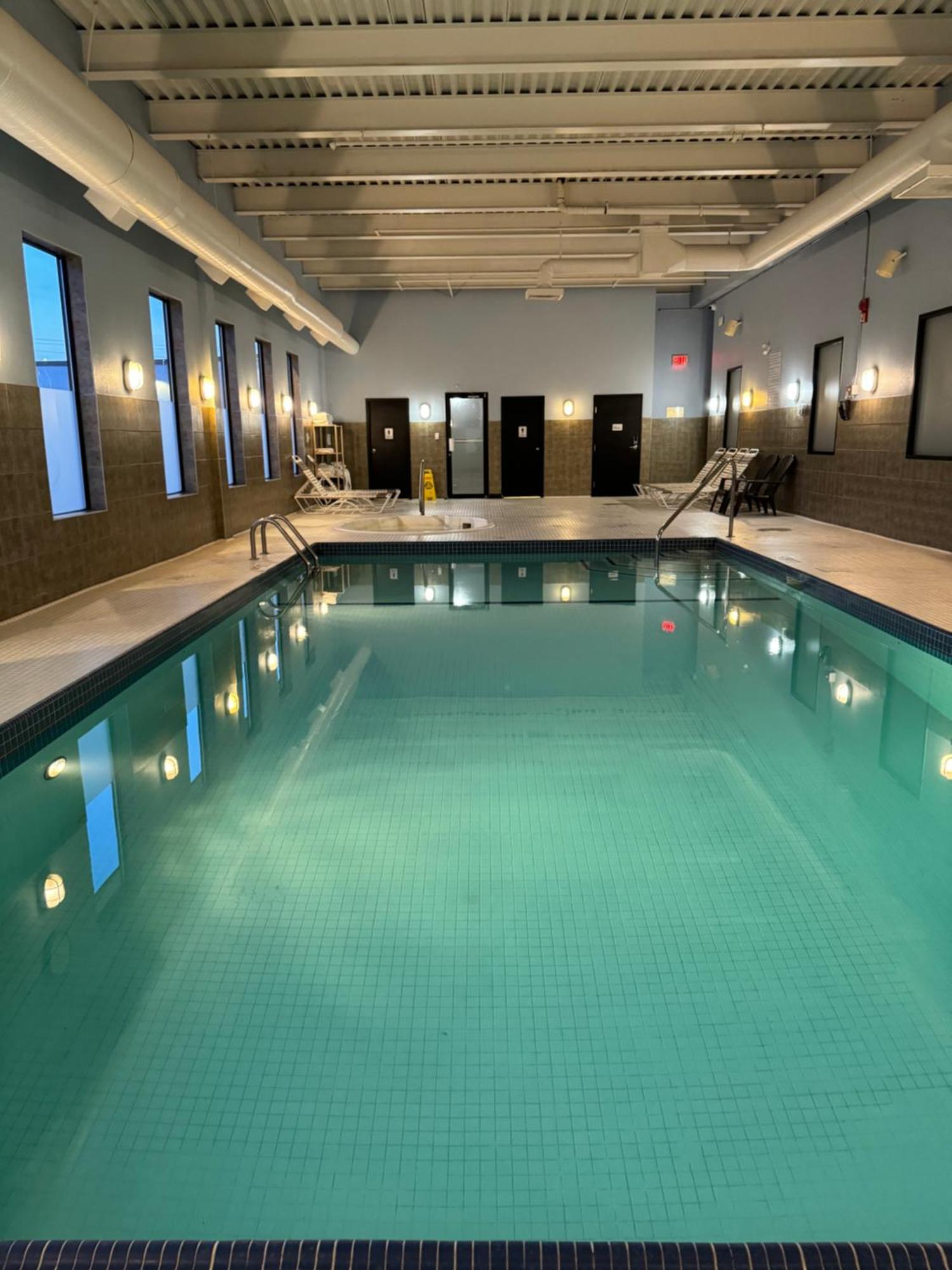 فندق Divya Sutra Plaza And Conference Centre Calgary Airport المظهر الخارجي الصورة