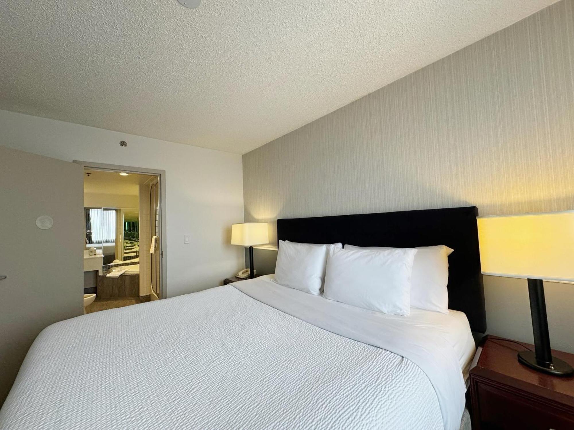 فندق Divya Sutra Plaza And Conference Centre Calgary Airport المظهر الخارجي الصورة